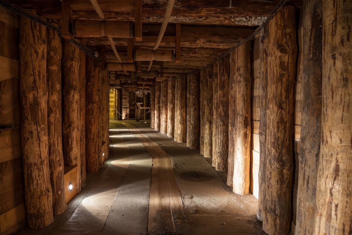 Fototapeta drewniany podziemny tunel