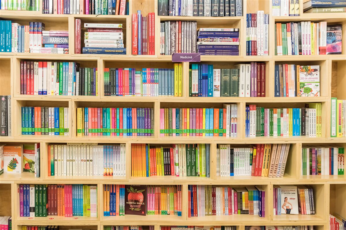 Fototapeta książki w domowej bibliotece