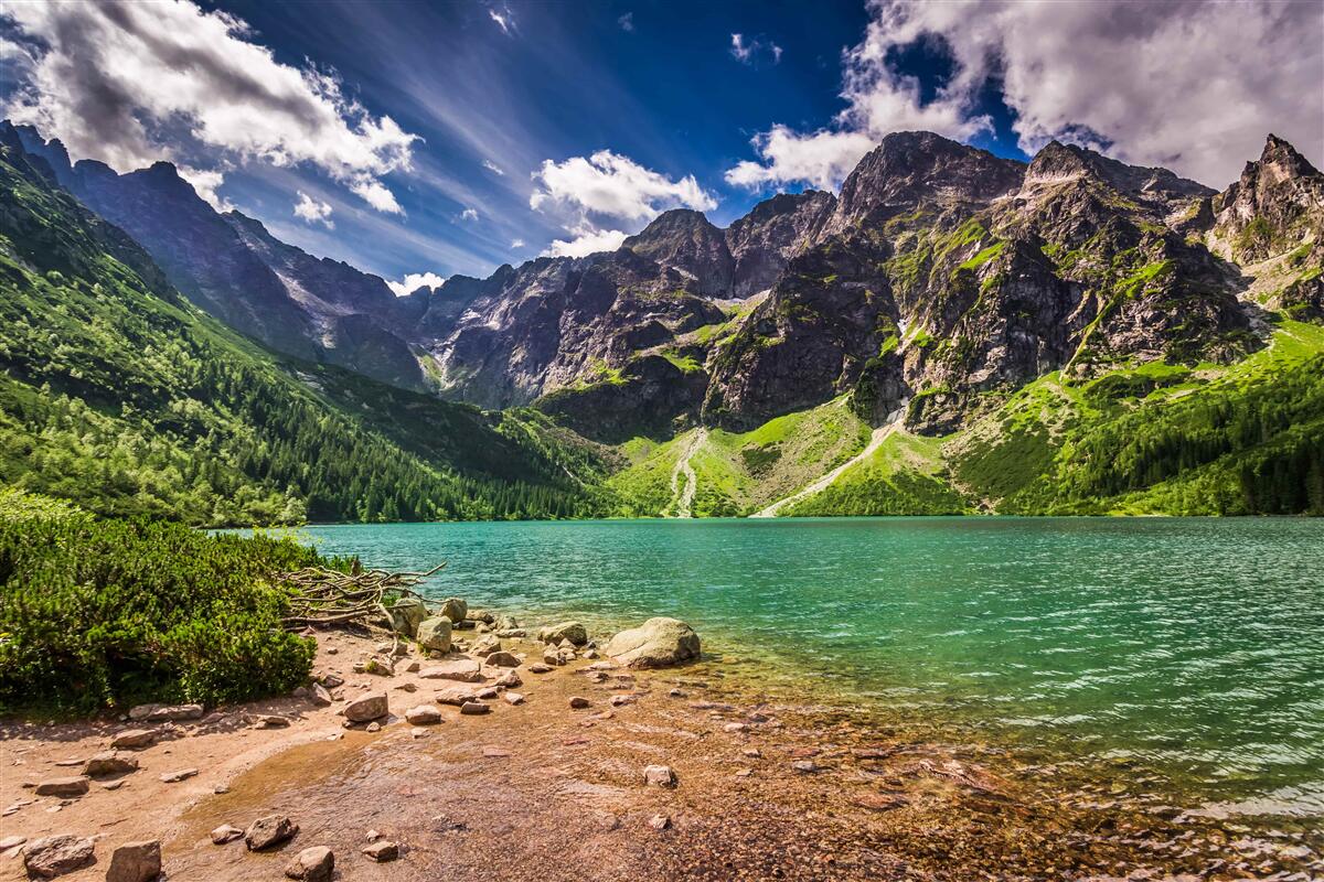Fototapeta góry w pobliżu zielonego jeziora w letni dzień